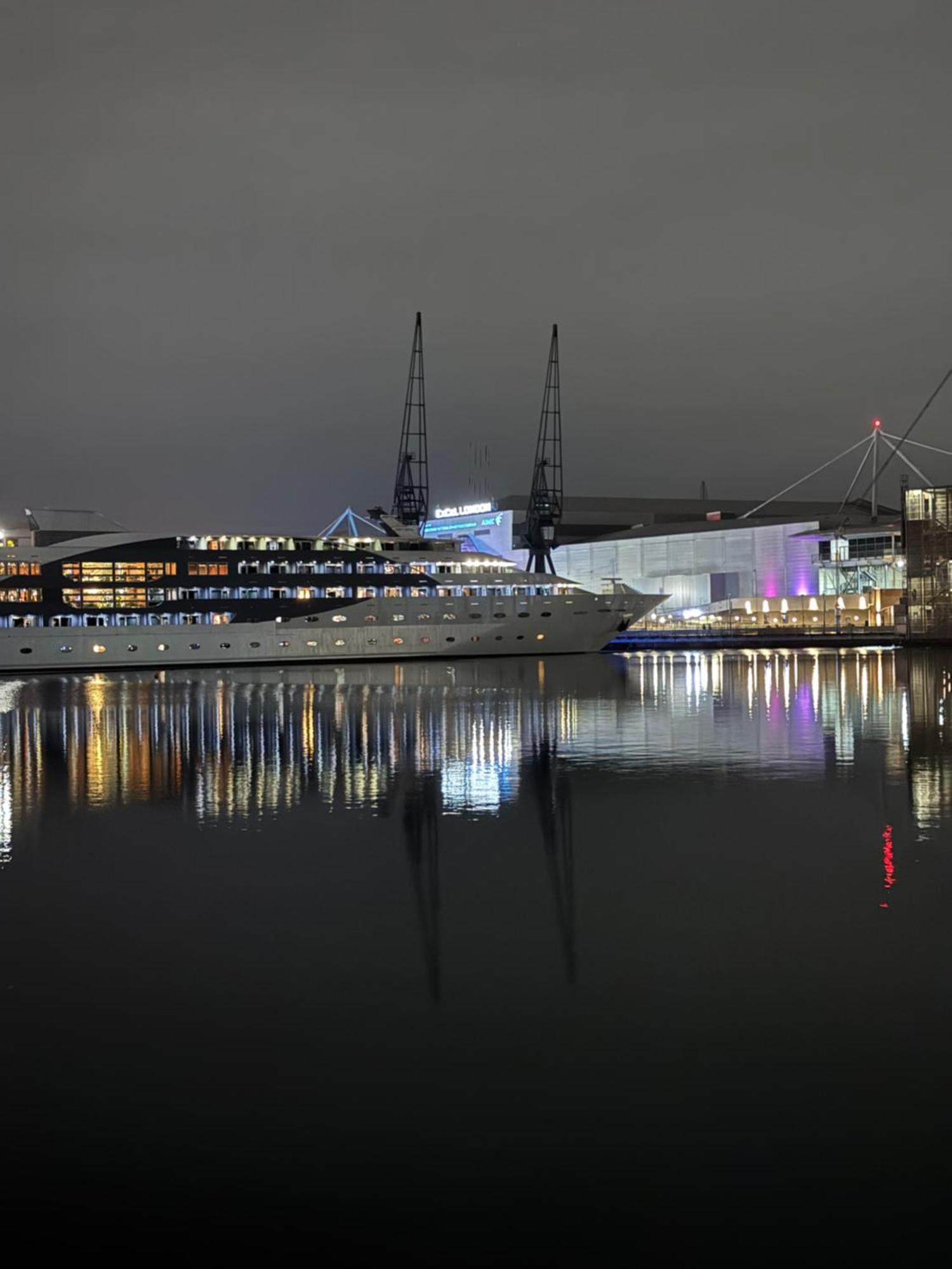 Homestay Waterfront Double With Fireplace In The Heart Of Royal Docks London